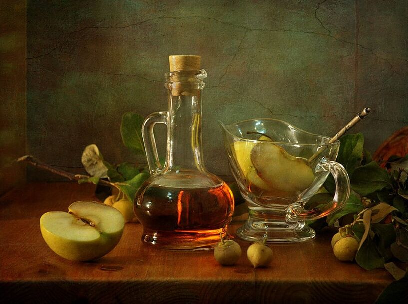 El vinagre de manzana natural te ayudará a deshacerte de las varices de tus piernas. 